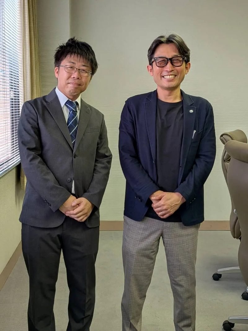 特別講演の長谷川徹氏と代表伊藤
